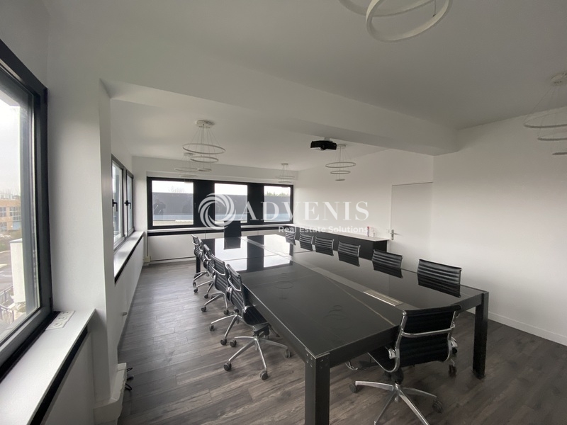 Vente Utilisateur Bureaux MONTIGNY LE BRETONNEUX (78180) - Photo 1