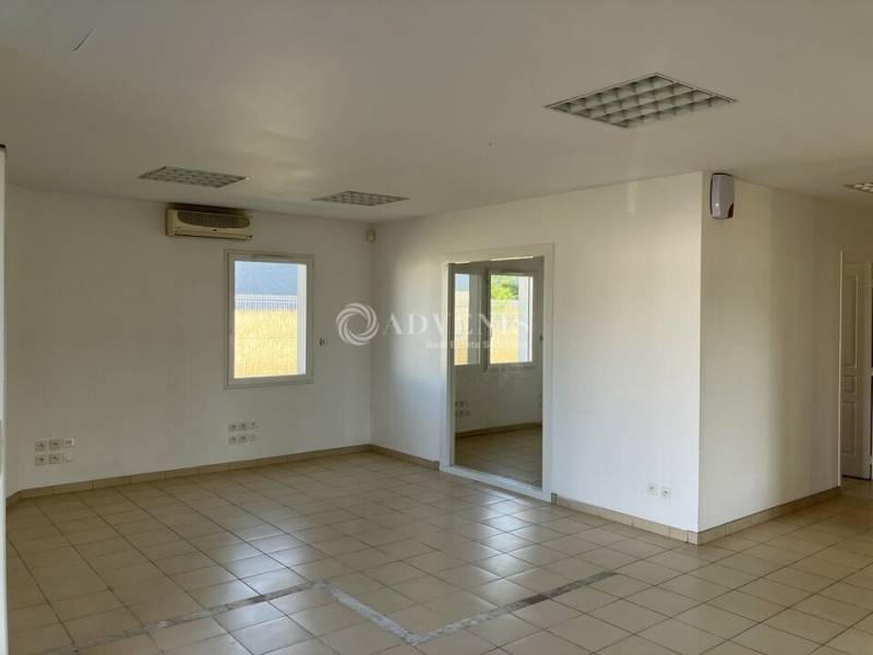 Location Bureaux SAINT-DOULCHARD (18230) - Photo 2