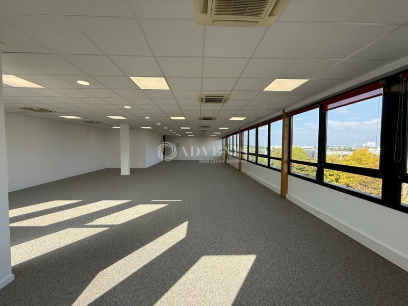 Location Bureaux SAINT PRIEST (69800) - Photo 1