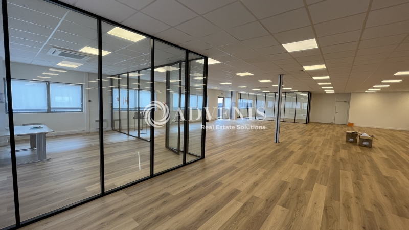 Vente Utilisateur Bureaux FERRIERES (77164) - Photo 1