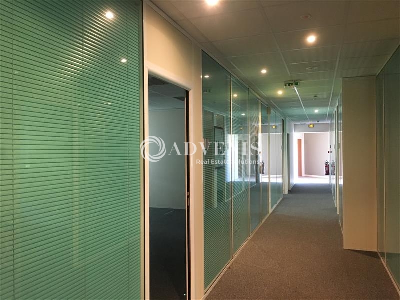 Vente Utilisateur Bureaux MONTIGNY LE BRETONNEUX (78180) - Photo 3