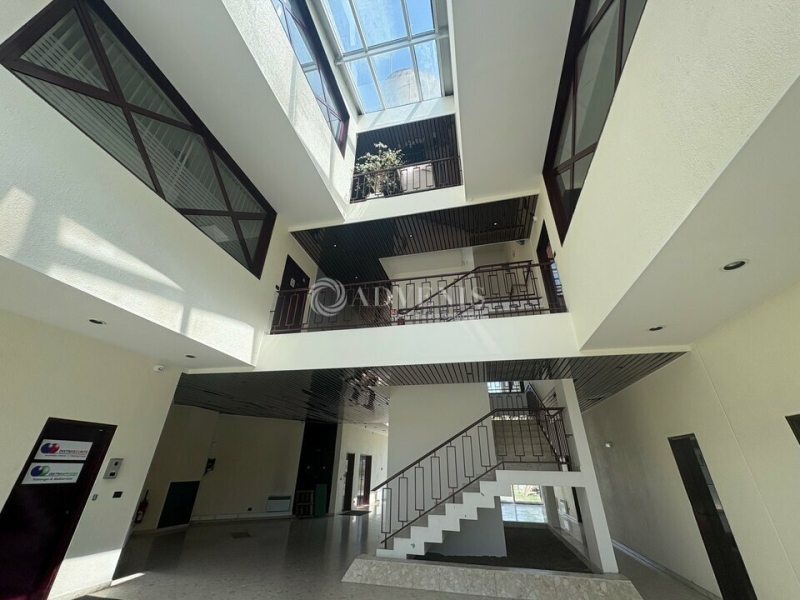 Location Bureaux LES ESSARTS LE ROI (78690) - Photo 3