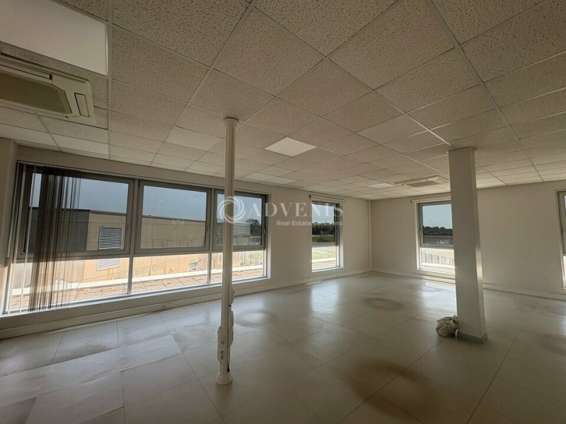 Location Bureaux LES ESSARTS LE ROI (78690) - Photo 5