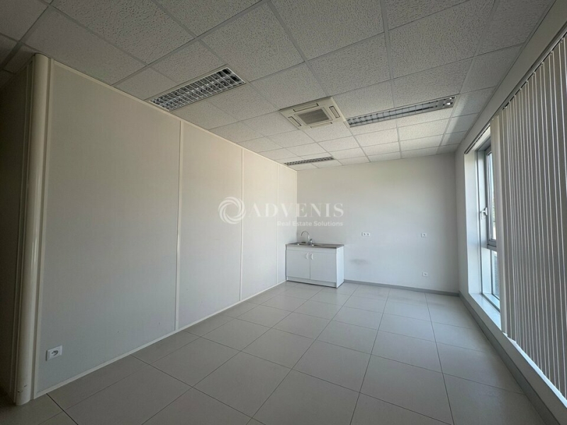 Location Bureaux LES ESSARTS LE ROI (78690) - Photo 7