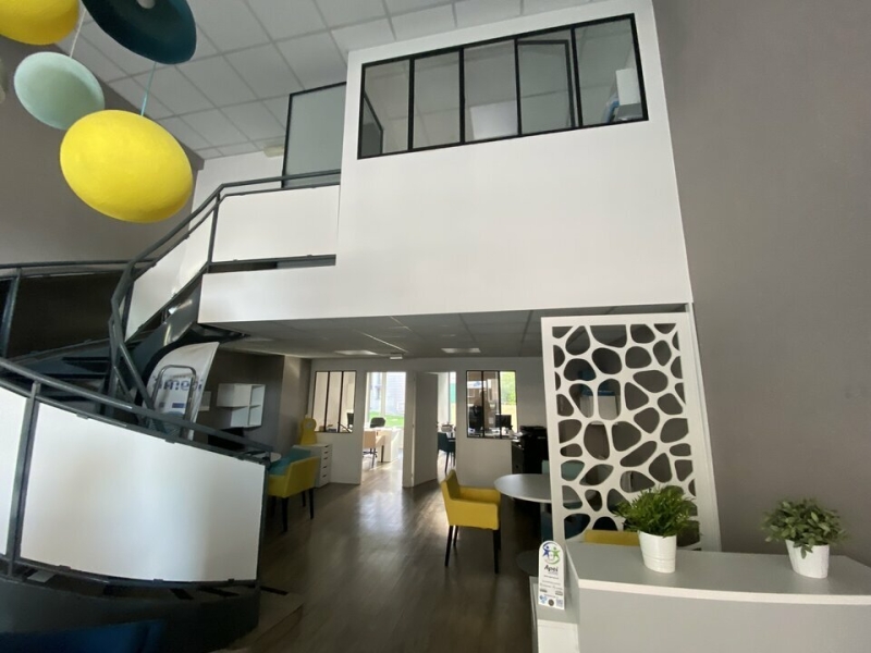 Location Commerces MONTIGNY LE BRETONNEUX (78180) - Photo 1