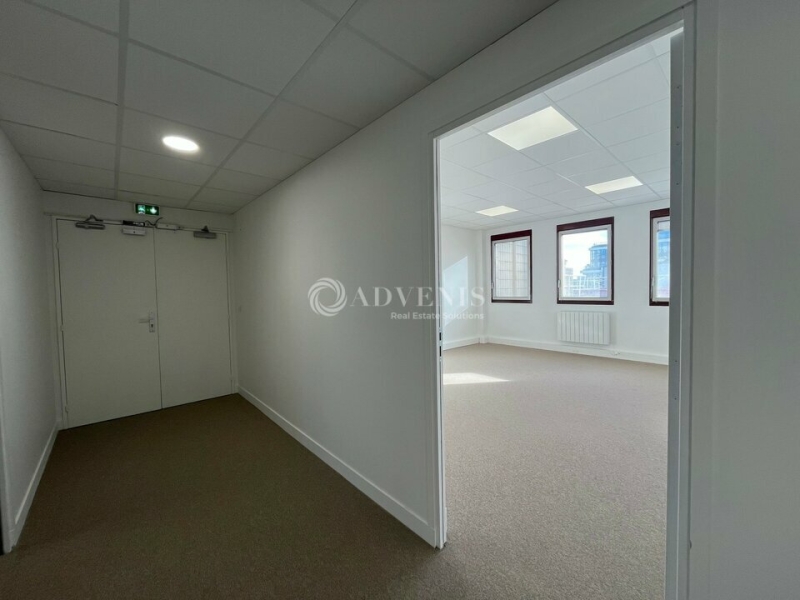 Location Bureaux MONTIGNY LE BRETONNEUX (78180) - Photo 4