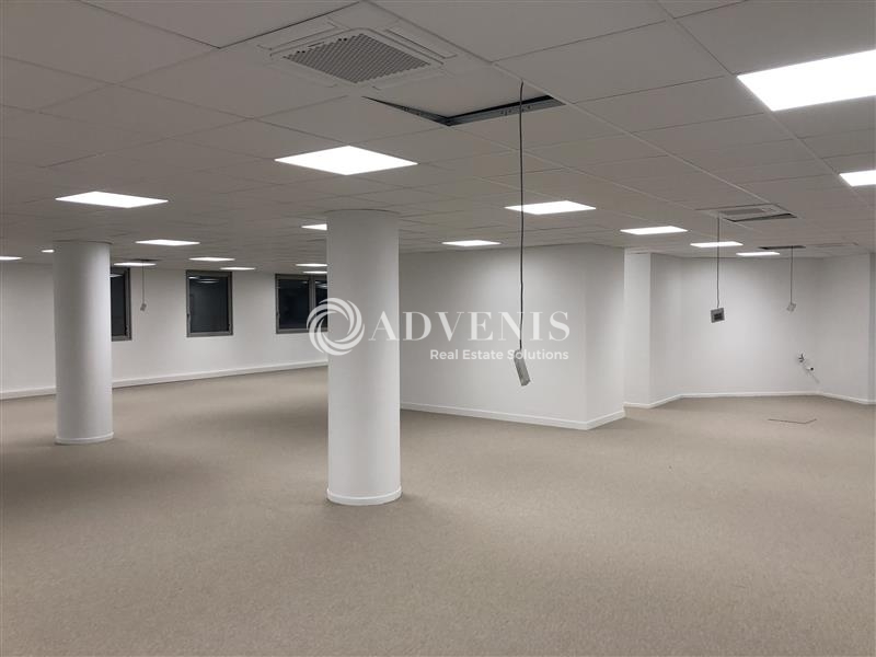 Location Bureaux MONTIGNY LE BRETONNEUX (78180) - Photo 1